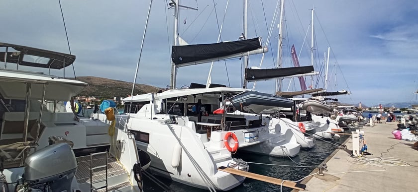 Trogir Catamaran Cabine 4  10  slaapplaatsen 10  gasten 13.99 m Lijstnummer: #15019 5