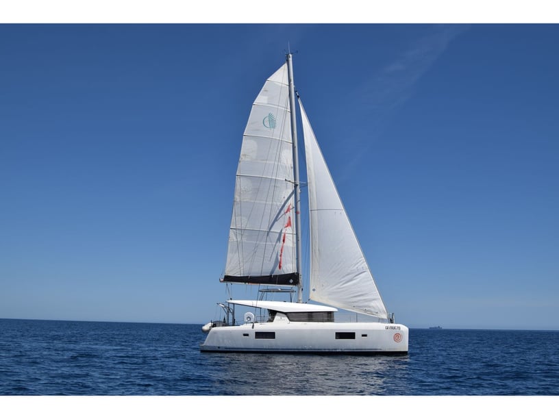 Palermo Catamarán Cabina 4  12  literas 12  invitados 12.94 m Número de anuncio: #15077