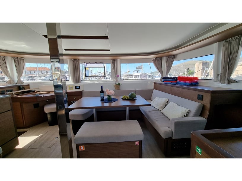 Trogir Catamaran Cabine 6  12  slaapplaatsen 12  gasten 13.99 m Lijstnummer: #15157 2
