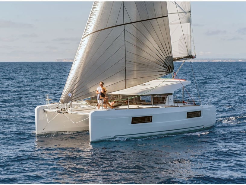 Le Pirée Catamaran Cabine 5  Couchettes 10  Invités 12  12.1 m Numéro de l'annonce: #15183