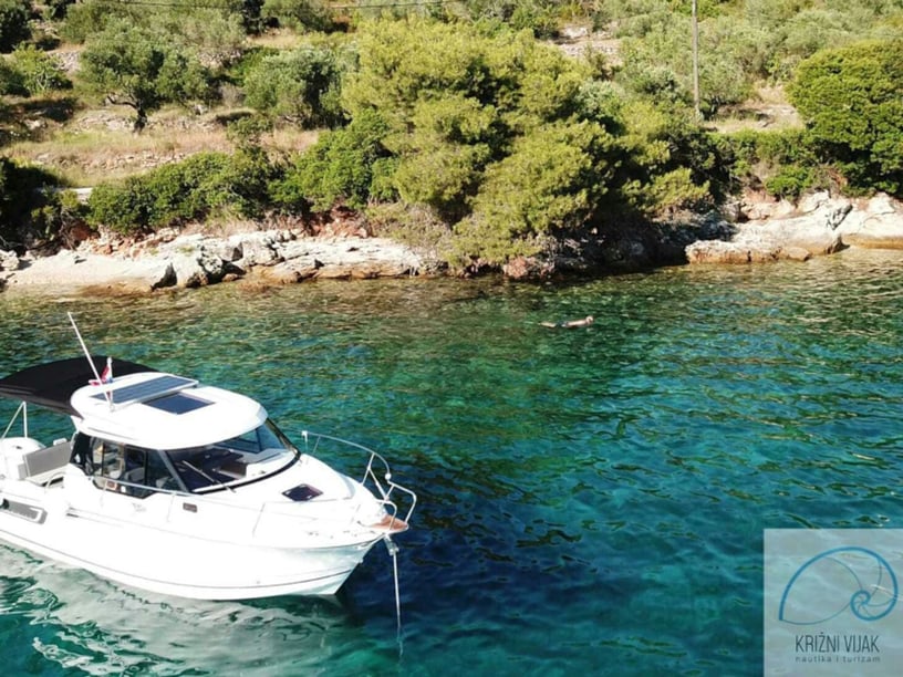 Zadar Motorboat 1 cabin 4 berths 7 guests 7.9 m Listing Number: #15226 5