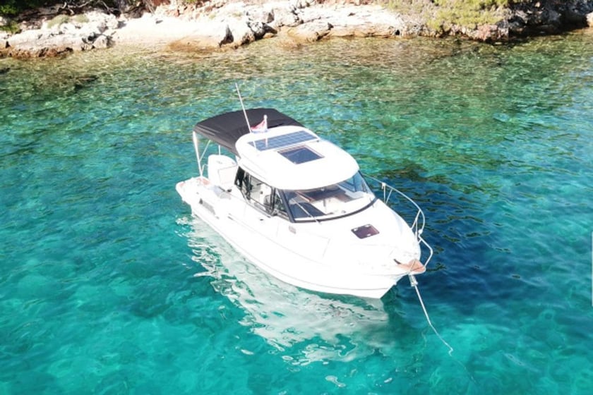 Zadar Motorboat 1 cabin 4 berths 7 guests 7.9 m Listing Number: #15226