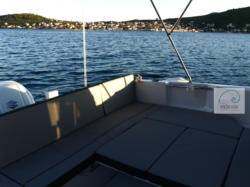 Zadar Motorboat 1 cabin 4 berths 7 guests 7.9 m Listing Number: #15226 4