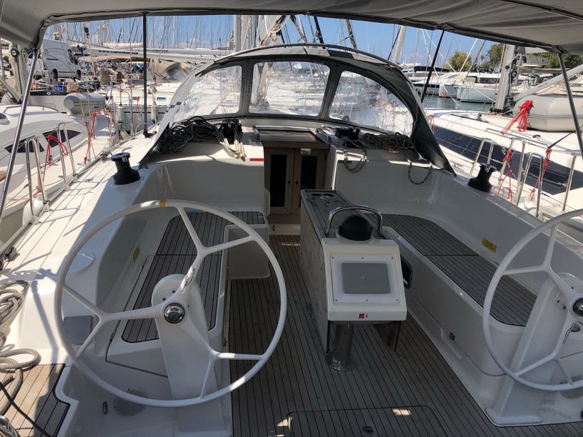 Lavrion Zeilboot Cabine 4  10  slaapplaatsen 10  gasten 14.27 m Lijstnummer: #15309 3