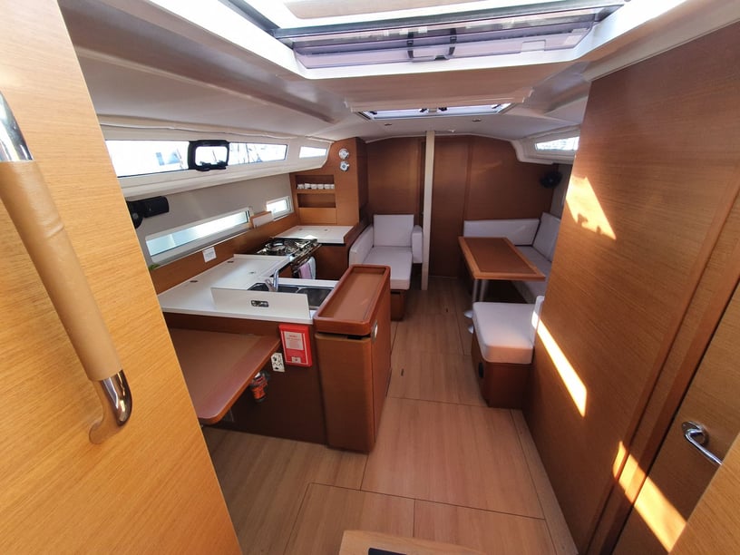 Volos Sailboat 3 cabin 8 berths 8 guests 12.02 m Listing Number: #15310 2