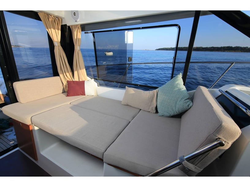 Bacoli, N.A. Bateau à moteur Cabine 2  Couchettes 5  Invités 5  8.72 m Numéro de l'annonce: #15323 2