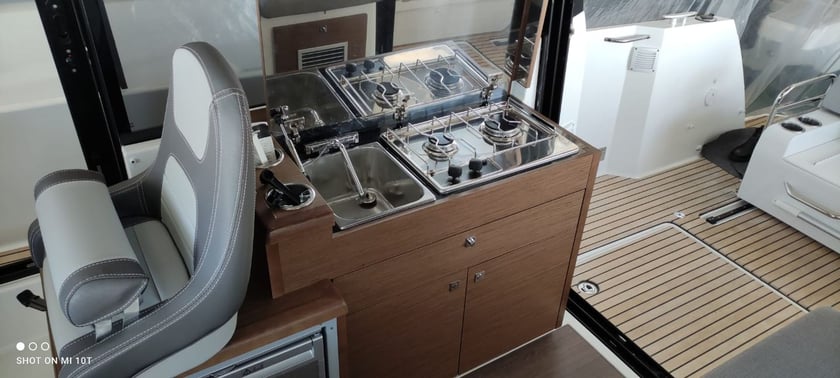 Bacoli, N.A. Bateau à moteur Cabine 2  Couchettes 5  Invités 5  8.72 m Numéro de l'annonce: #15323 5