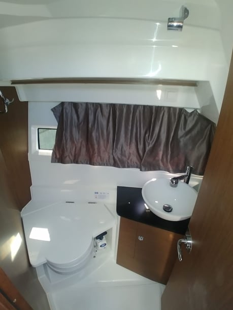 Bacoli NA Motoscafo cabina 2  cuccette 6  6  ospiti 9.07 m Numero dell'inserzione: #15323 5