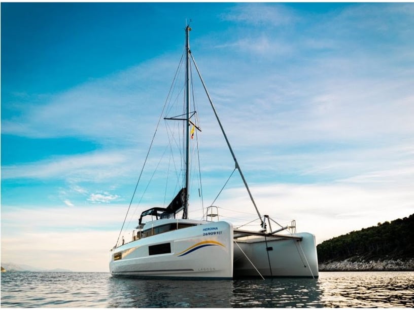 Dubrovnik Catamaran 6 cabin 12 berths 12 guests 11.74 m Listing Number: #15342