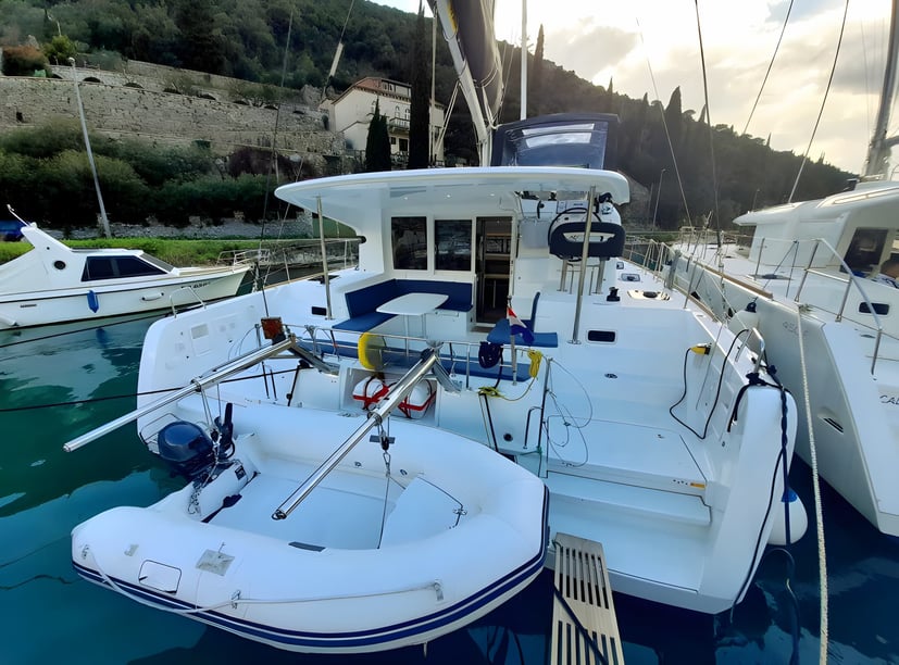 Dubrovnik Catamaran Cabine 6  Couchettes 12  Invités 12  11.74 m Numéro de l'annonce: #15342