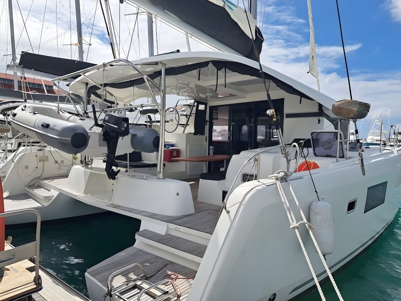 Misschien, Victoria Catamaran Cabine 6  10  slaapplaatsen 10  gasten 12.8 m Lijstnummer: #15396