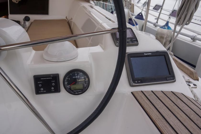 Roses Voilier Cabine 3  Couchettes 10  Invités 10  11.23 m Numéro de l'annonce: #15493 3