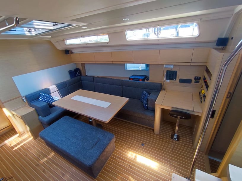Lavrion Voilier Cabine 5  Couchettes 12  Invités 12  15.55 m Numéro de l'annonce: #15519 2