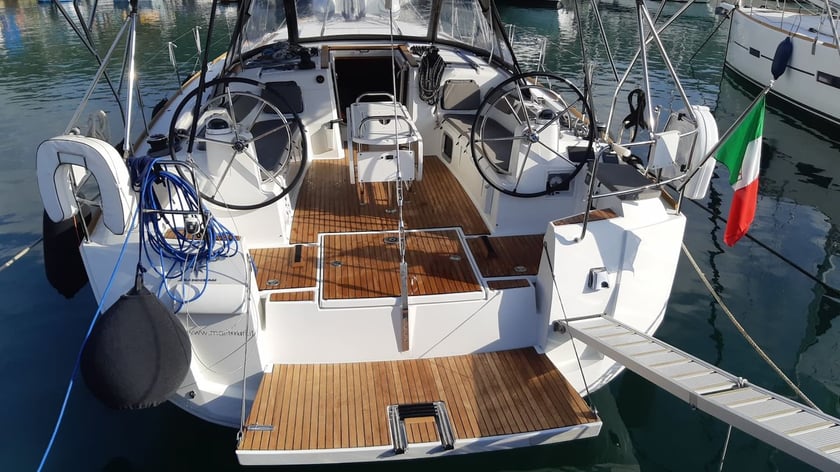 Tropea Sailboat 5 cabin 11 berths 11 guests 15.75 m Listing Number: #15530 3