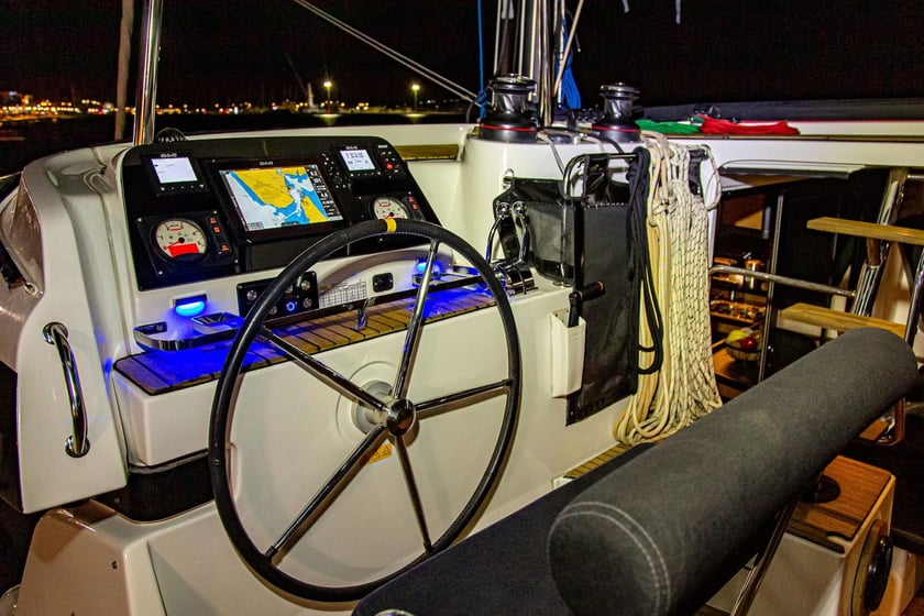 Preveza Catamarán Cabina 6  12  literas 12  invitados 12.94 m Número de anuncio: #15550 5