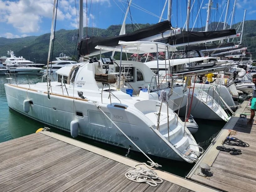 Misschien, Victoria Catamaran Cabine 6  10  slaapplaatsen 10  gasten 11.55 m Lijstnummer: #15566