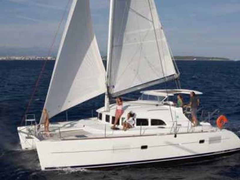 Misschien, Victoria Catamaran Cabine 6  10  slaapplaatsen 10  gasten 11.55 m Lijstnummer: #15566