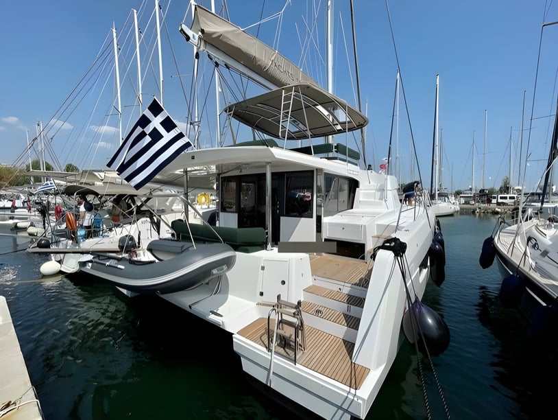 Atenas Catamarán Cabina 7  12  literas 12  invitados 14.32 m Número de anuncio: #15577