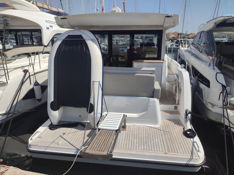 Biograd Motorboot Cabine 3  6  slaapplaatsen 6  gasten 11.99 m Lijstnummer: #15587 3