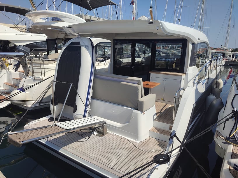 Biograd Motorboot Cabine 3  6  slaapplaatsen 6  gasten 11.99 m Lijstnummer: #15587