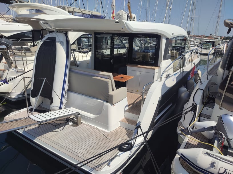 Biograd Bateau à moteur Cabine 3  Couchettes 6  Invités 6  11.99 m Numéro de l'annonce: #15587 4