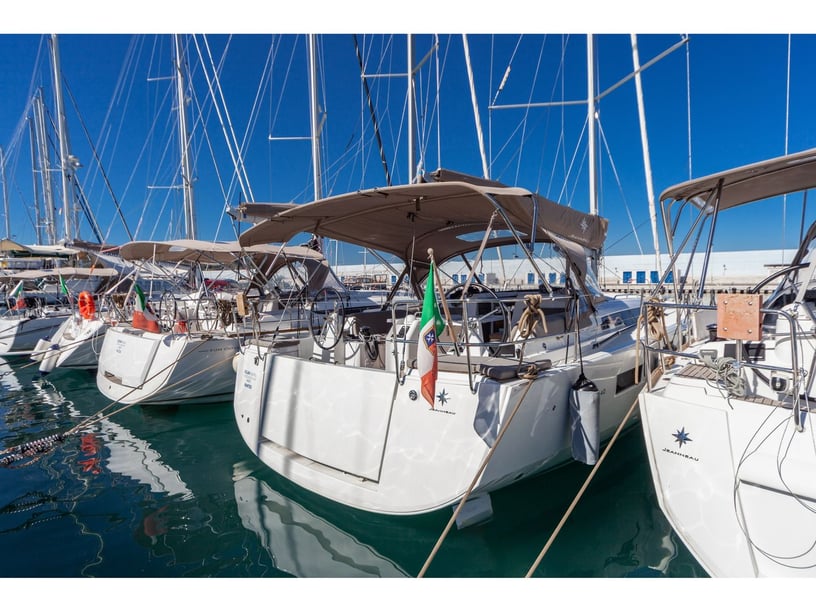 Capo d'Orlando Sailboat 4 cabin 10 berths 10 guests 13.39 m Listing Number: #15674