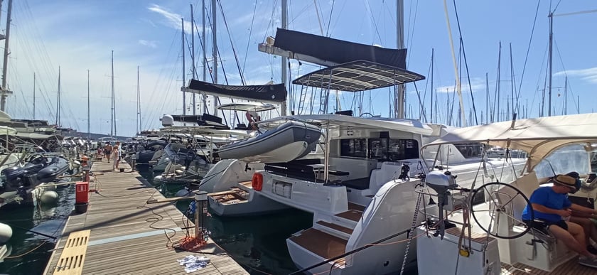 Kaštel Gomilica Katamaran 5 kabin Konaklama 10 kişi Seyir 10 kişi 13.99 m İlan No: #15701 4