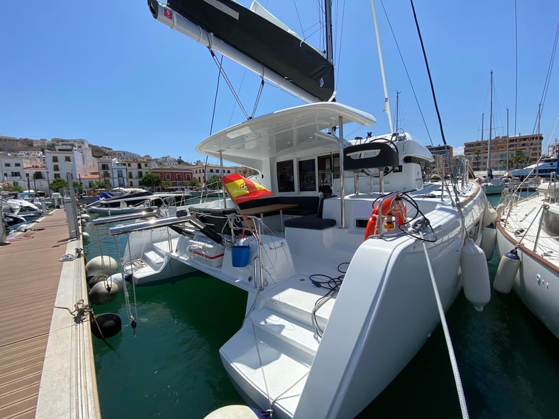 Ibiza Catamaran 5 cabin 11 berths 11 guests 11.74 m Listing Number: #15744 5