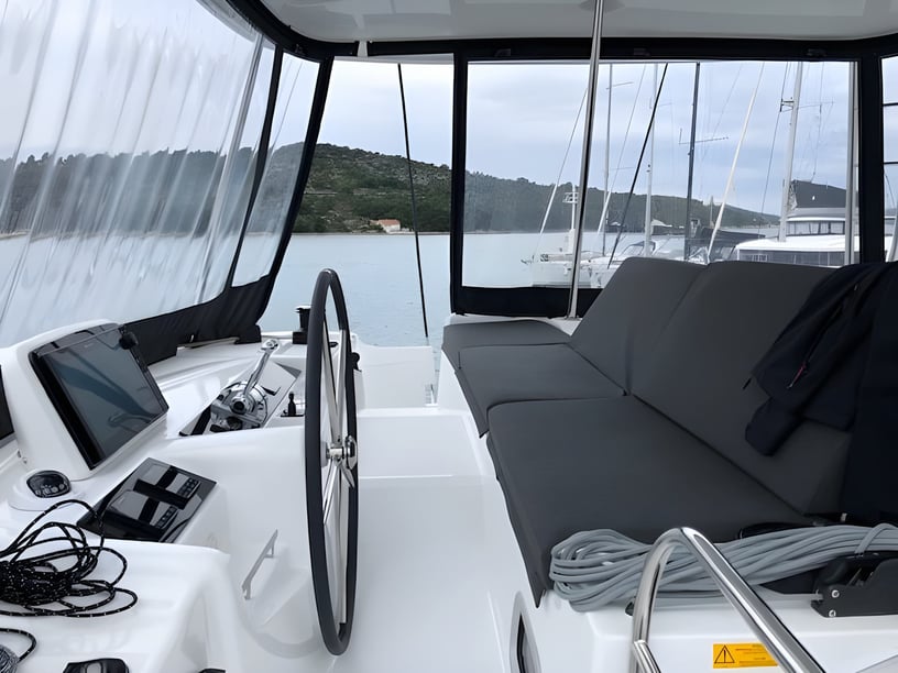 Sukošan Catamaran Cabine 5  Couchettes 11  Invités 11  13.99 m Numéro de l'annonce: #15818 3