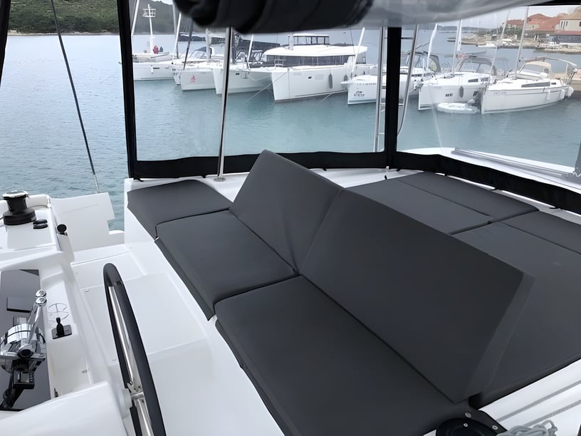 Sukošan Catamaran Cabine 5  Couchettes 11  Invités 11  13.99 m Numéro de l'annonce: #15818 5