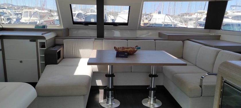 Lavrion Catamaran 6 cabin 12 berths 12 guests 13.45 m Listing Number: #15826 3