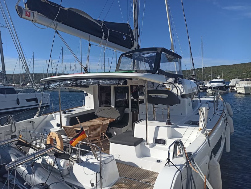 Punat Catamaran Cabine 4  9  slaapplaatsen 10  gasten 11.74 m Lijstnummer: #15879 5