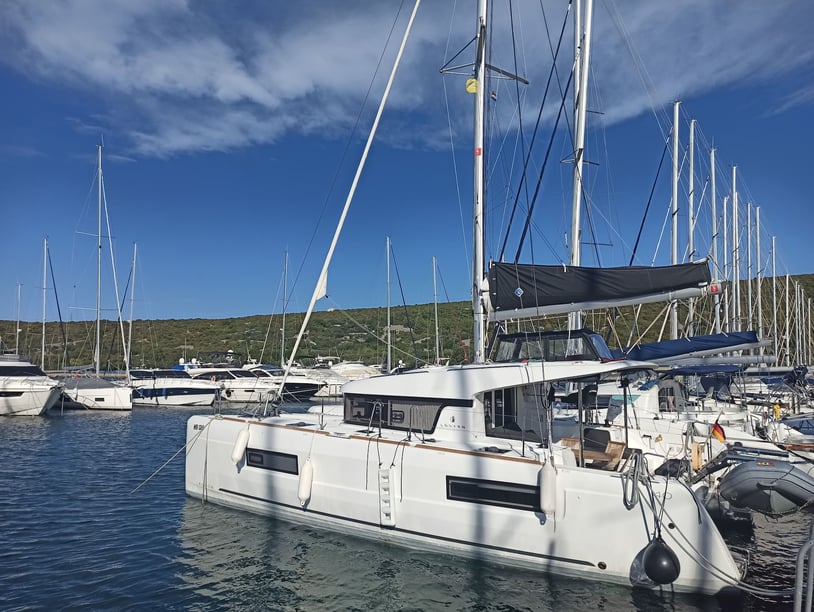 Punat Catamaran Cabine 4  9  slaapplaatsen 10  gasten 11.74 m Lijstnummer: #15879 3