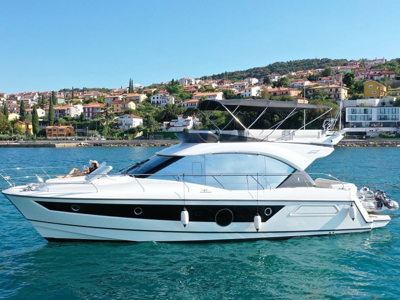 Seget Donji Motorjacht Cabine 3  7  slaapplaatsen 7  gasten 16.25 m Lijstnummer: #15890