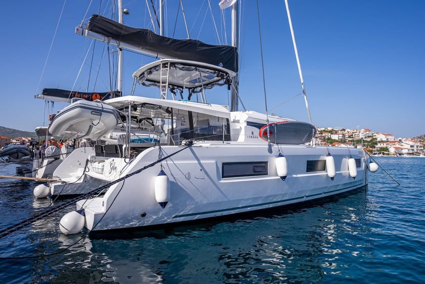 Rogoznica Catamaran Cabine 6  Couchettes 12  Invités 12  13.99 m Numéro de l'annonce: #15944 3