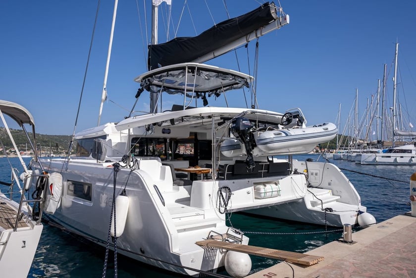 Rogoznica Catamaran Cabine 6  Couchettes 12  Invités 12  13.99 m Numéro de l'annonce: #15944