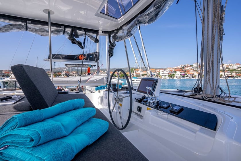 Rogoznica Catamaran Cabine 6  Couchettes 12  Invités 12  13.99 m Numéro de l'annonce: #15944 5