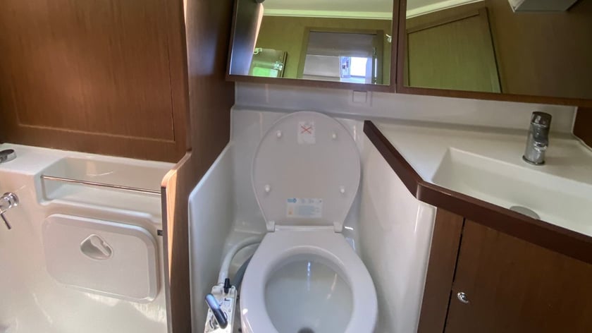 Athens Sailboat 3 cabin 8 berths 8 guests 12.03 m Listing Number: #15999 4