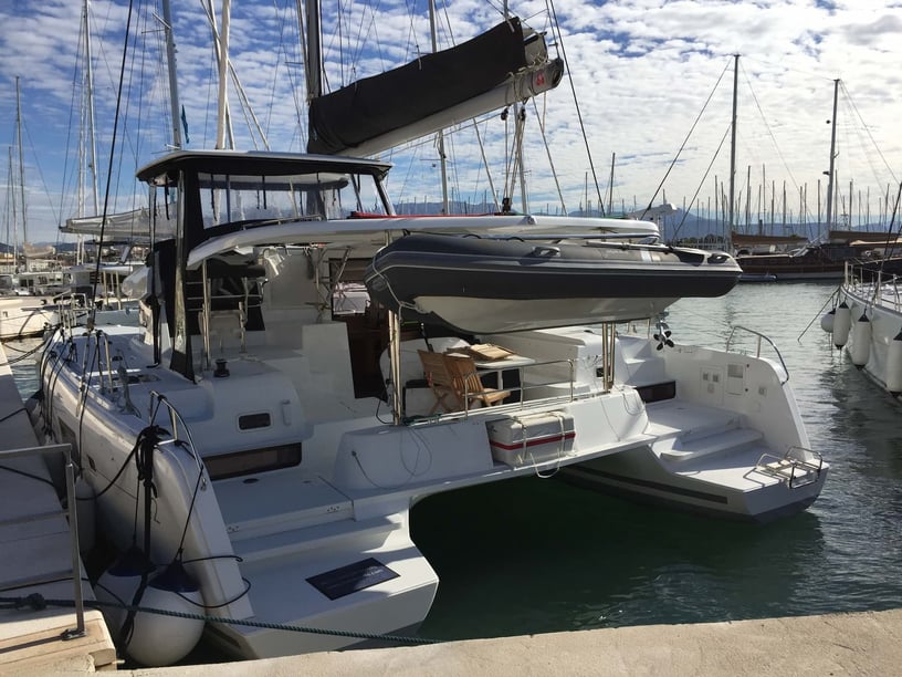 Rogoznica Catamaran Cabine 6  Couchettes 12  Invités 12  12.8 m Numéro de l'annonce: #16020