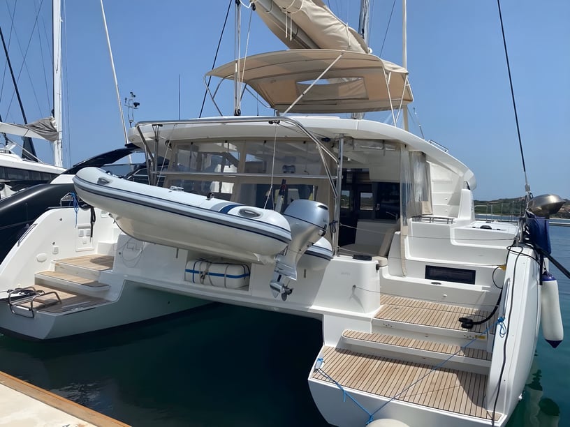 Portisco Catamaran Cabine 6  Couchettes 12  Invités 12  13.99 m Numéro de l'annonce: #16048