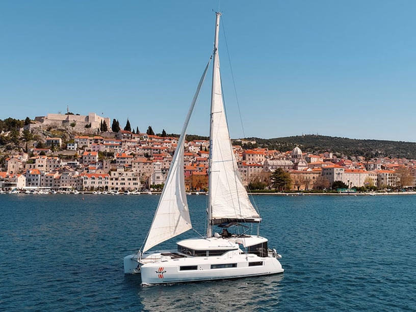 Sibenik Catamaran Cabine 7  Couchettes 12  Invités 12  14.75 m Numéro de l'annonce: #16071