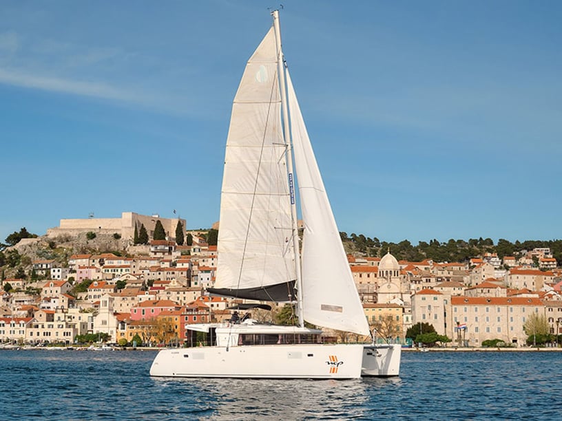 Sibenik Catamaran Cabine 6  Couchettes 12  Invités 12  13.96 m Numéro de l'annonce: #16072