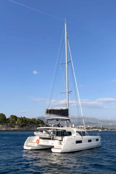 Spalato Catamarano cabina 5  cuccette 11  11  ospiti 13.99 m Numero dell'inserzione: #16083 5