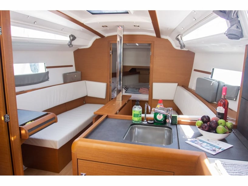 Volos Zeilboot Cabine 3  6  slaapplaatsen 6  gasten 10.34 m Lijstnummer: #16096 2