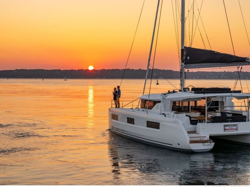 Le Pirée Catamaran Cabine 6  Couchettes 10  Invités 10  13.99 m Numéro de l'annonce: #16135