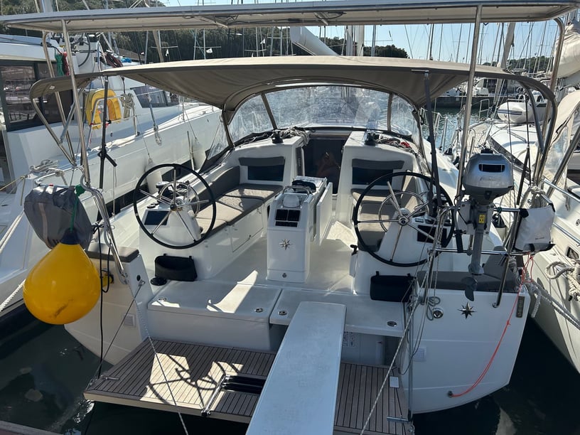 Pula Segelboot 3 Kabine 8 Liegeplätze 8 Gäste 12.35 m Nummer des Inserats: #16153