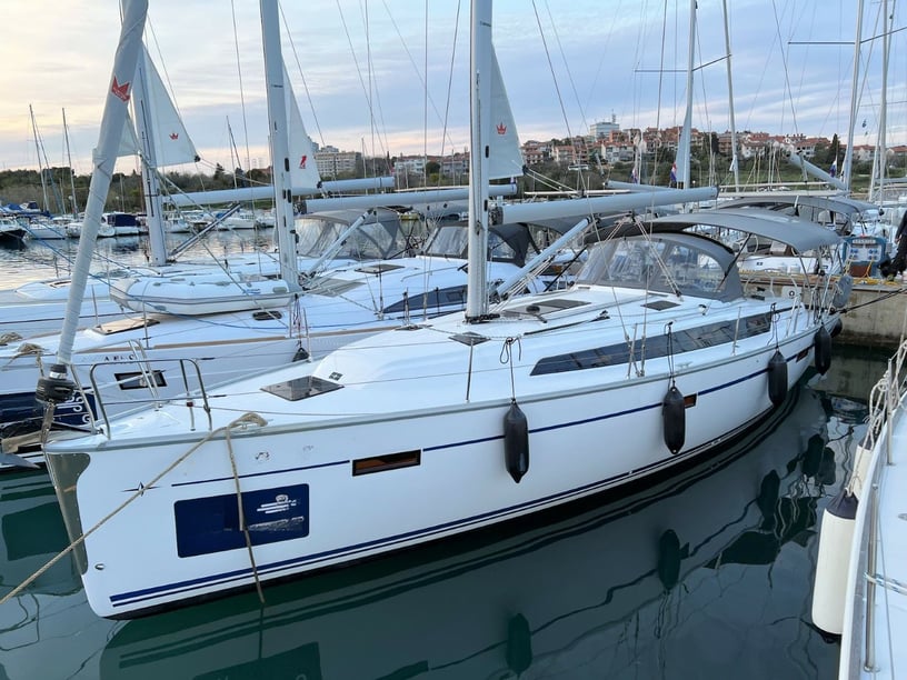 Pula Sailboat 3 cabin 7 berths 7 guests 12.49 m Listing Number: #16200 3