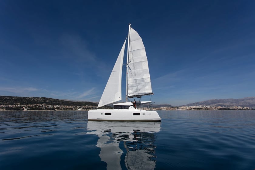 Rogoznica Catamaran Cabine 6  12  slaapplaatsen 12  gasten 12.8 m Lijstnummer: #16209