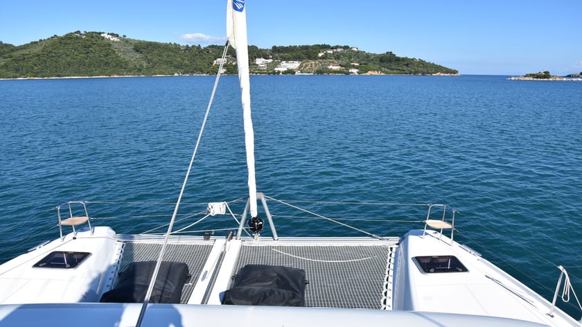 Atenas Catamarán Cabina 6  11  literas 12  invitados 12.79 m Número de anuncio: #16243 3