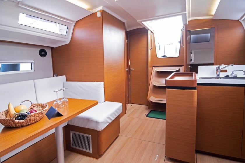 Split Sailboat 3 cabin 8 berths 8 guests 12.35 m Listing Number: #16258 4